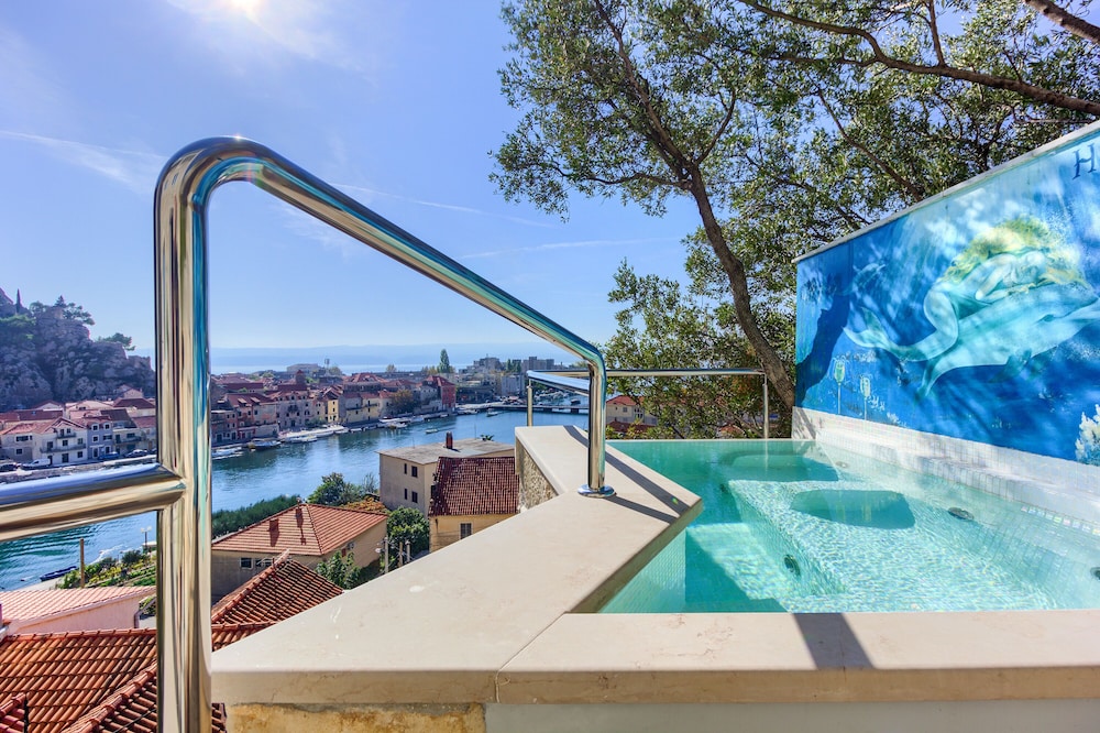 Hotel Villa Dvor — Rooms in Omiš, Split-Dalmatia