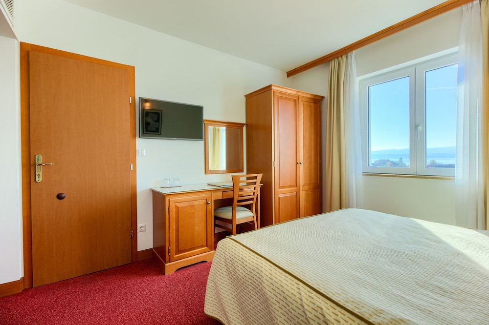 Hotel Villa Dvor — Rooms in Omiš, Split-Dalmatia
