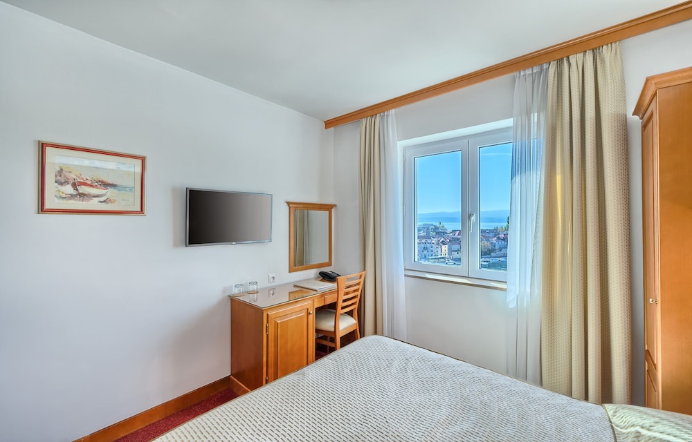 Hotel Villa Dvor — Rooms in Omiš, Split-Dalmatia
