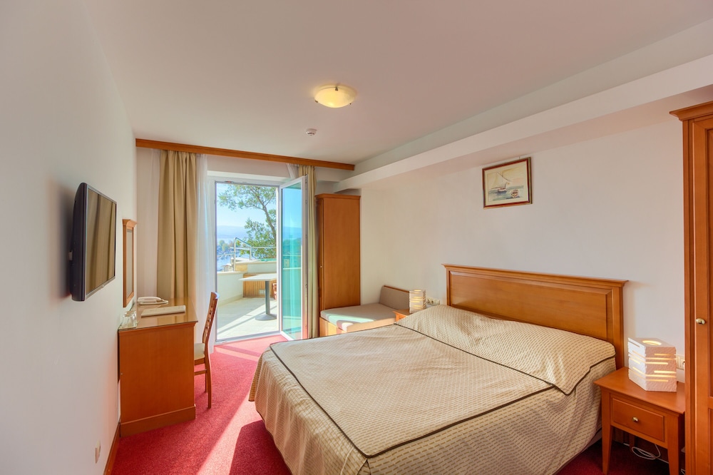 Hotel Villa Dvor — Rooms in Omiš, Split-Dalmatia