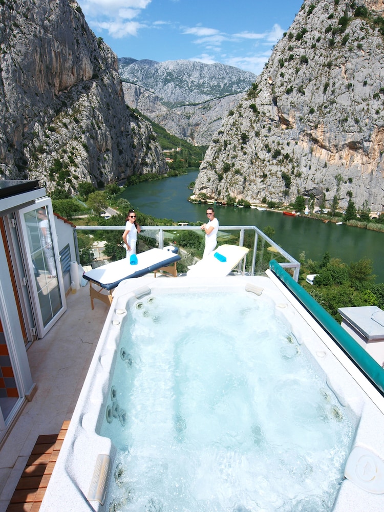 Hotel Villa Dvor — Facilities in Omiš, Split-Dalmatia