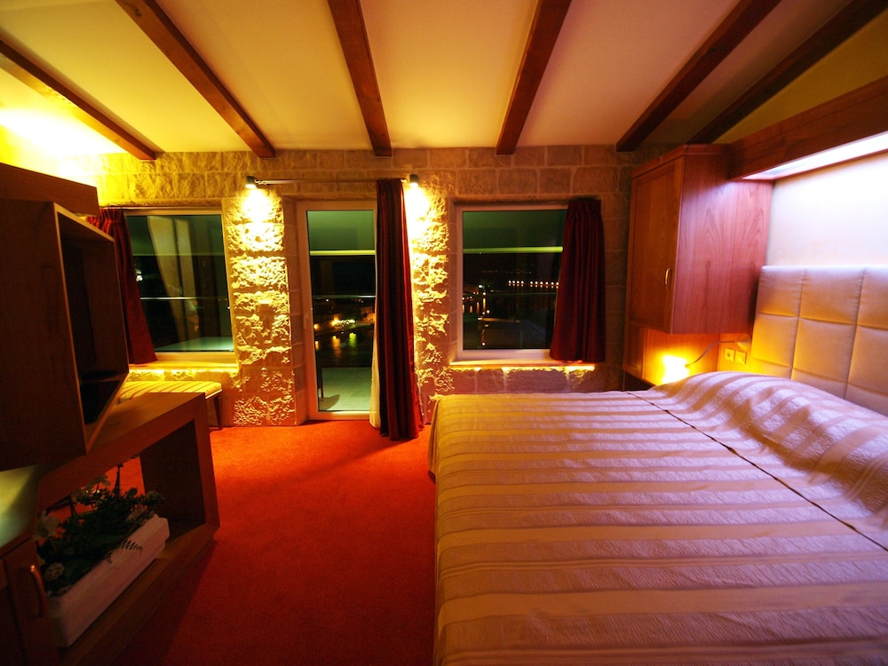 Hotel Villa Dvor — Rooms in Omiš, Split-Dalmatia