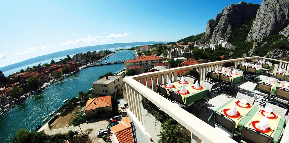 Hotel Villa Dvor — Restaurant in Omiš, Split-Dalmatia