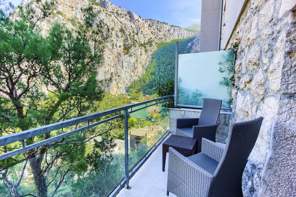 Hotel Villa Dvor — Rooms in Omiš, Split-Dalmatia