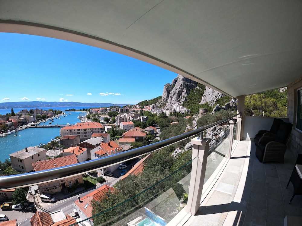 Hotel Villa Dvor — Rooms in Omiš, Split-Dalmatia