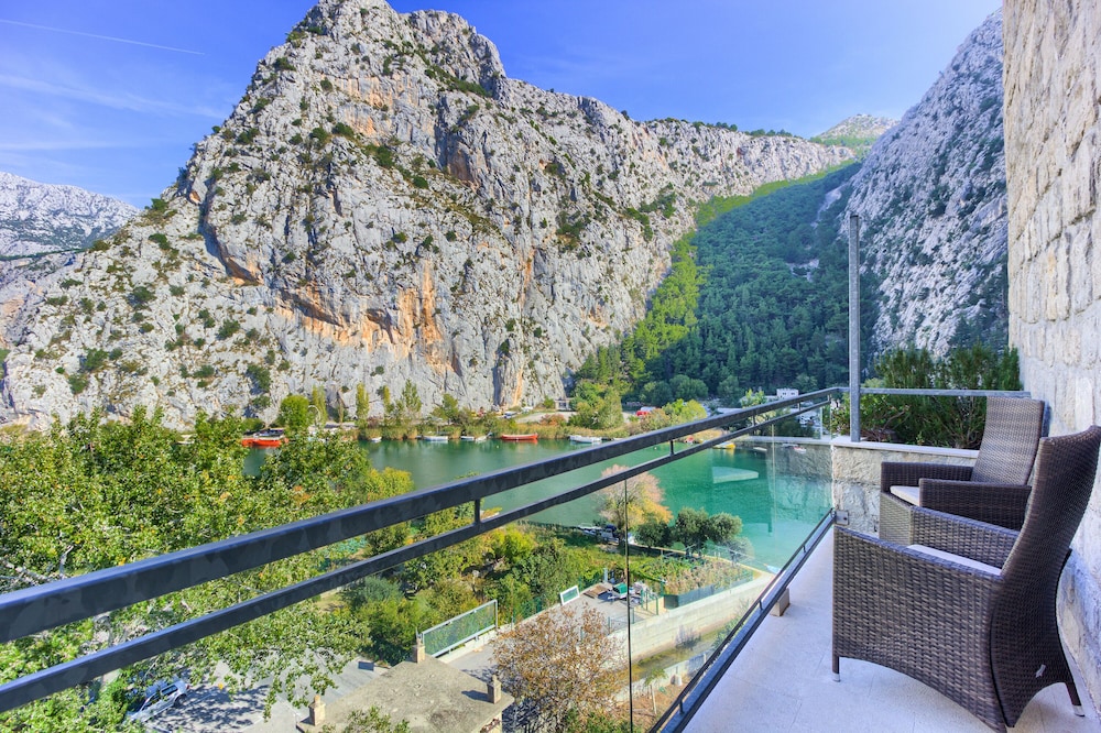 Hotel Villa Dvor — Rooms in Omiš, Split-Dalmatia