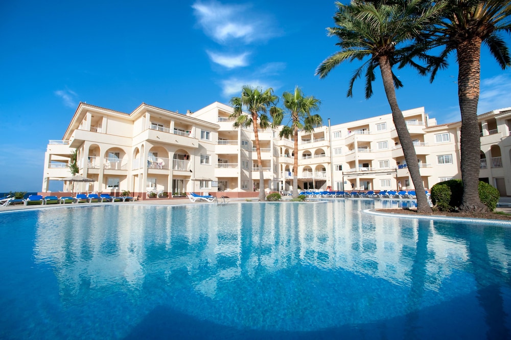 Grupotel Tamariscos — Swimming pool in Cala'n Bosch, Balearic Islands