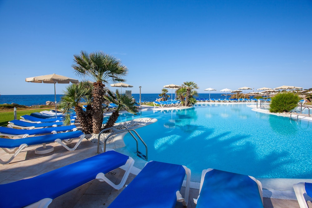 Grupotel Tamariscos — Swimming pool in Cala'n Bosch, Balearic Islands