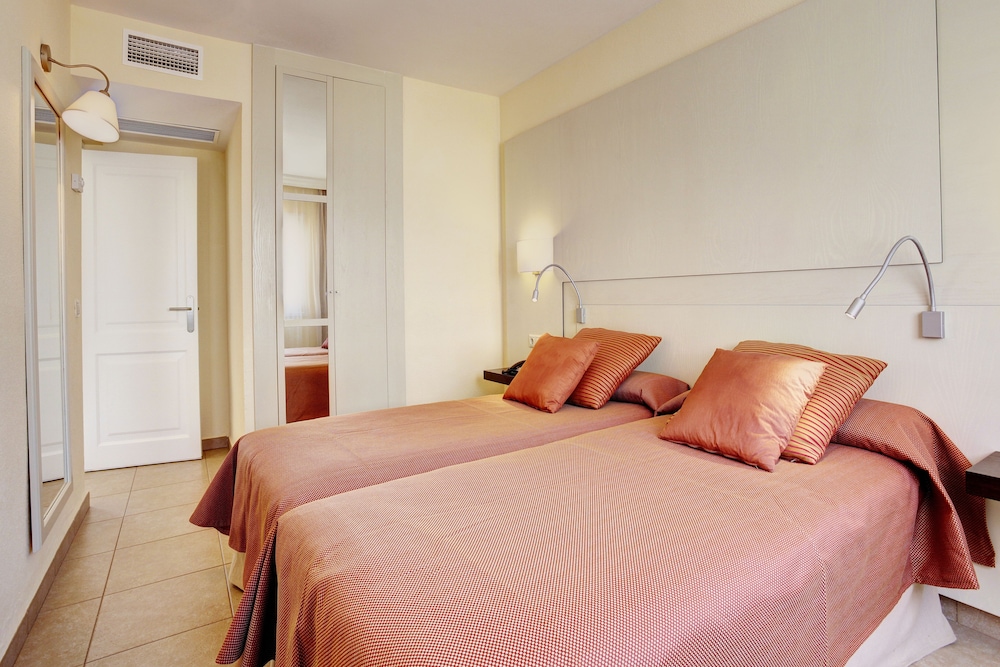 Grupotel Tamariscos — Hotel rooms in Cala'n Bosch, Balearic Islands