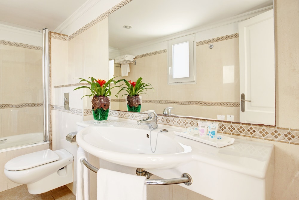 Grupotel Tamariscos — Hotel rooms in Cala'n Bosch, Balearic Islands