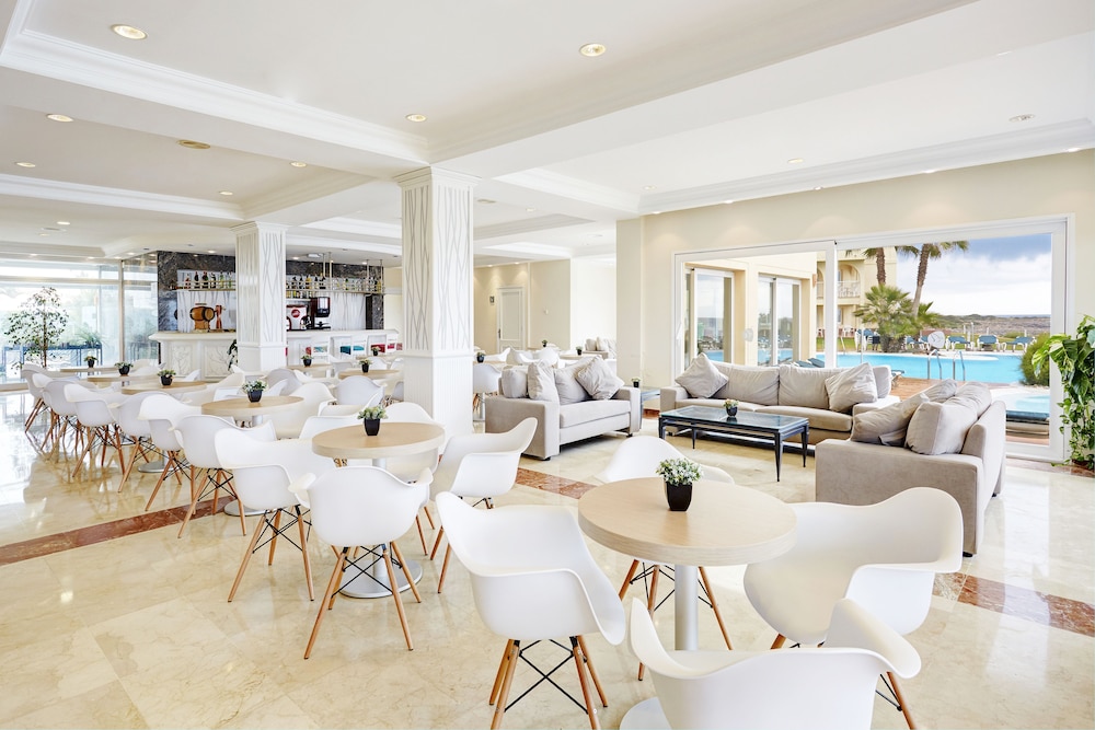 Grupotel Tamariscos — Restaurant & bars in Cala'n Bosch, Balearic Islands