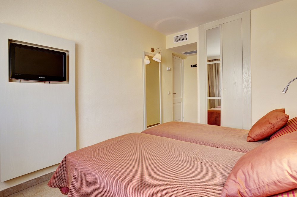 Grupotel Tamariscos — Hotel rooms in Cala'n Bosch, Balearic Islands