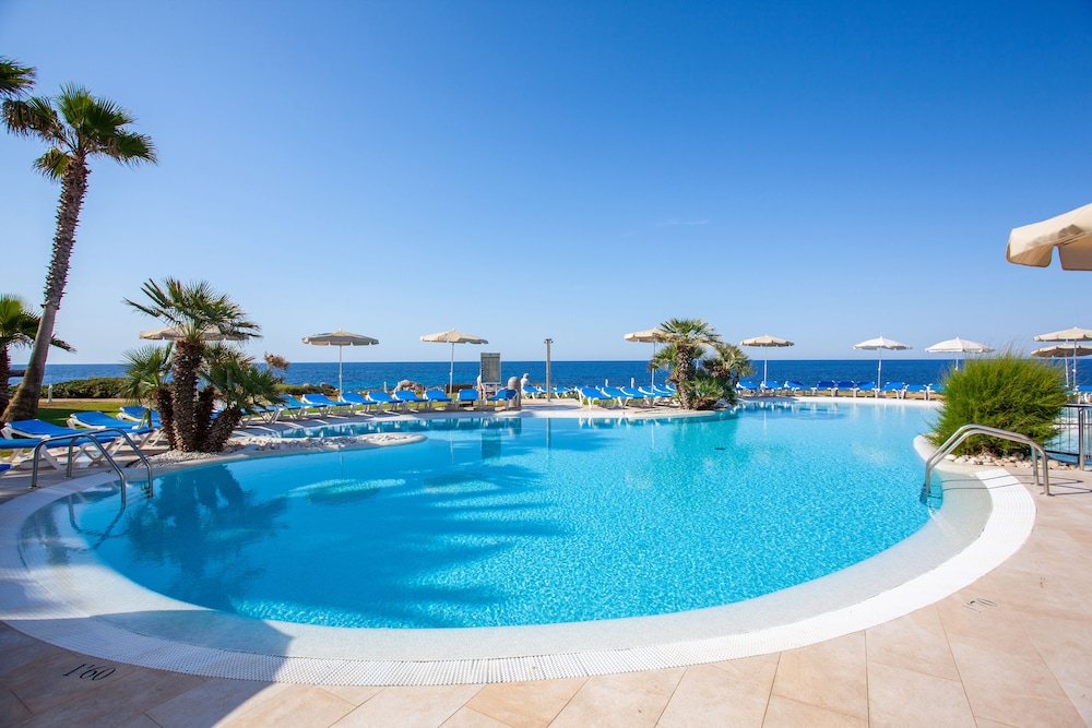 Grupotel Tamariscos — Swimming pool in Cala'n Bosch, Balearic Islands