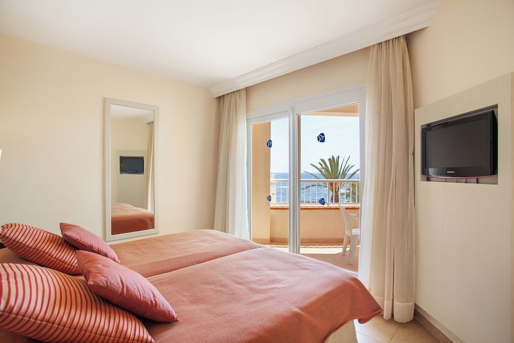 Grupotel Tamariscos — Hotel rooms in Cala'n Bosch, Balearic Islands