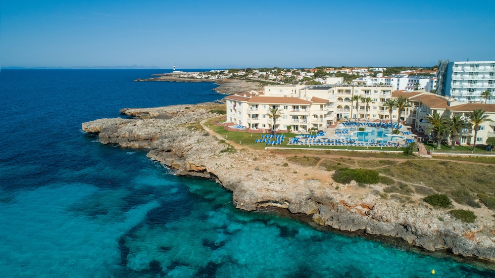Grupotel Tamariscos — Hotel building in Cala'n Bosch, Balearic Islands