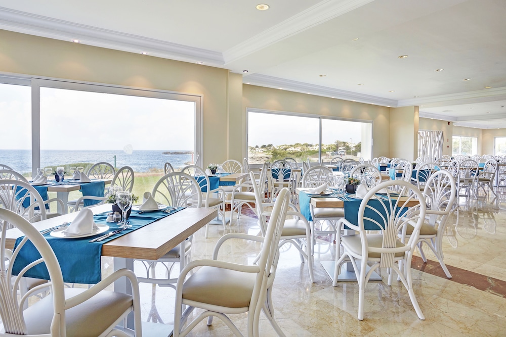 Grupotel Tamariscos — Restaurant & bars in Cala'n Bosch, Balearic Islands