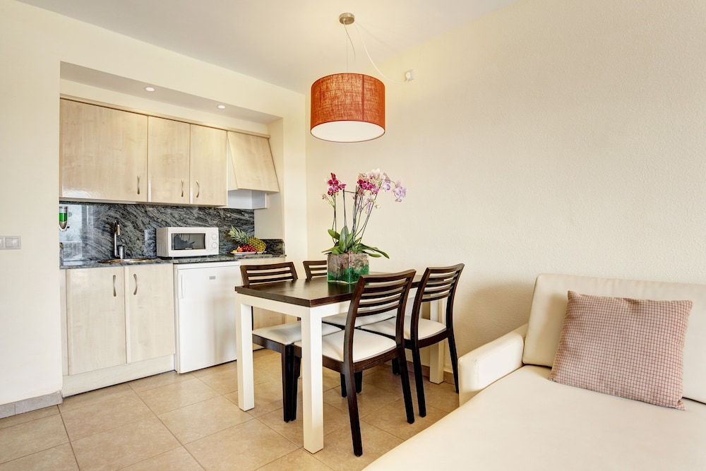 Grupotel Tamariscos — Hotel rooms in Cala'n Bosch, Balearic Islands