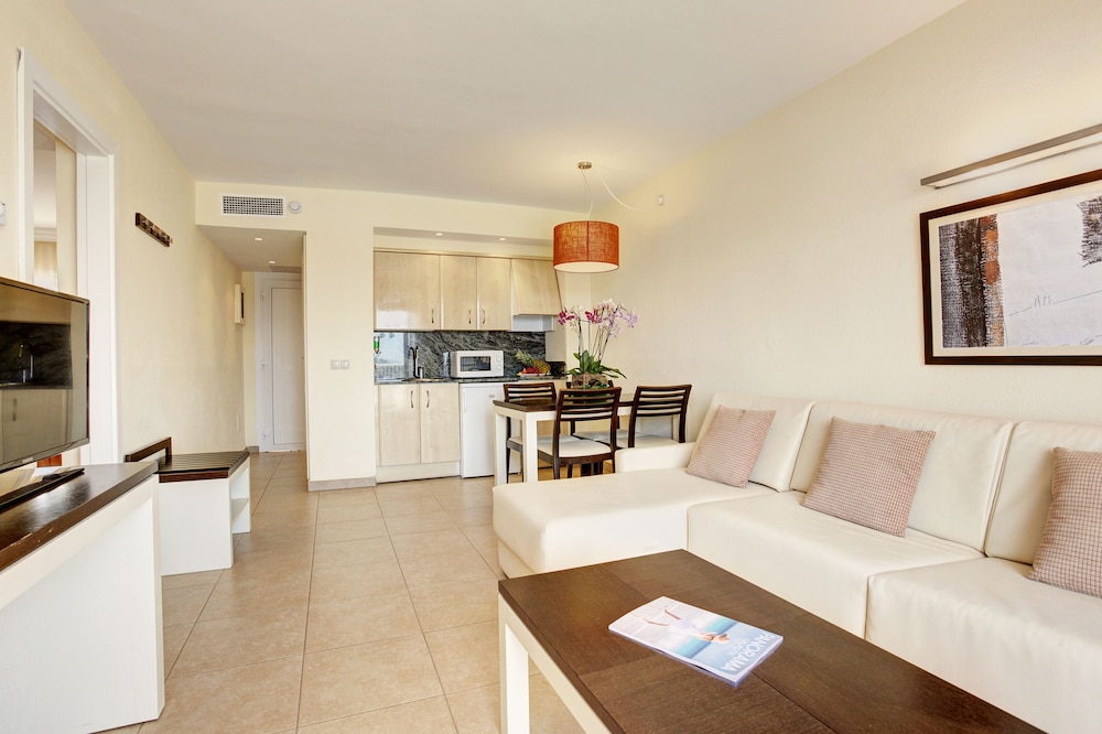 Grupotel Tamariscos — Hotel rooms in Cala'n Bosch, Balearic Islands