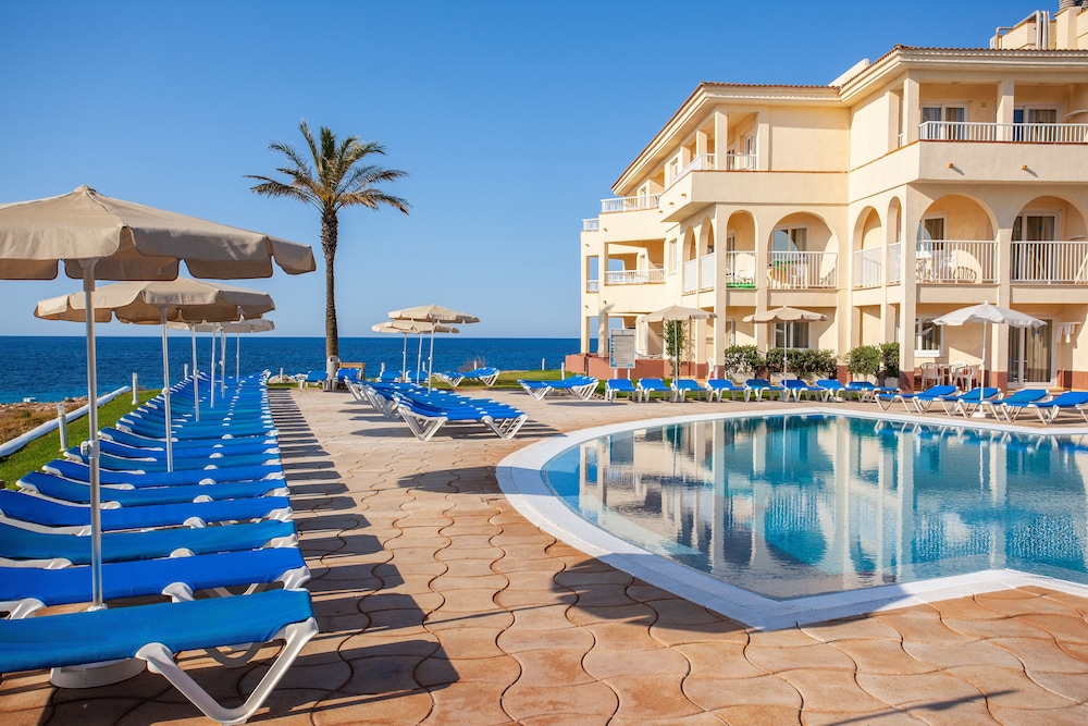 Grupotel Tamariscos — Swimming pool in Cala'n Bosch, Balearic Islands