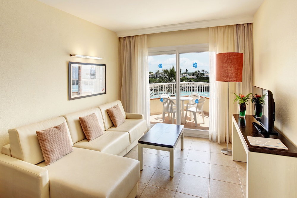 Grupotel Tamariscos — Hotel rooms in Cala'n Bosch, Balearic Islands