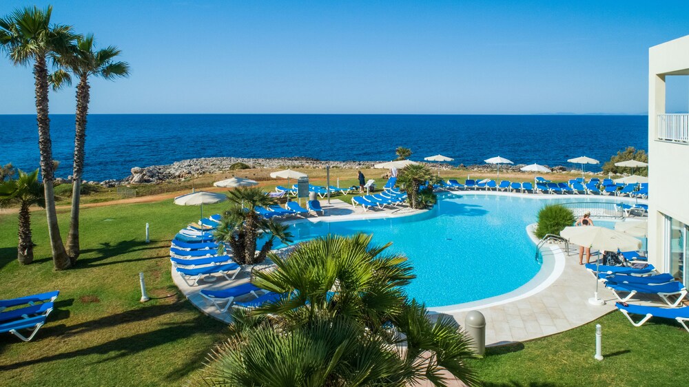 Grupotel Tamariscos — Swimming pool in Cala'n Bosch, Balearic Islands