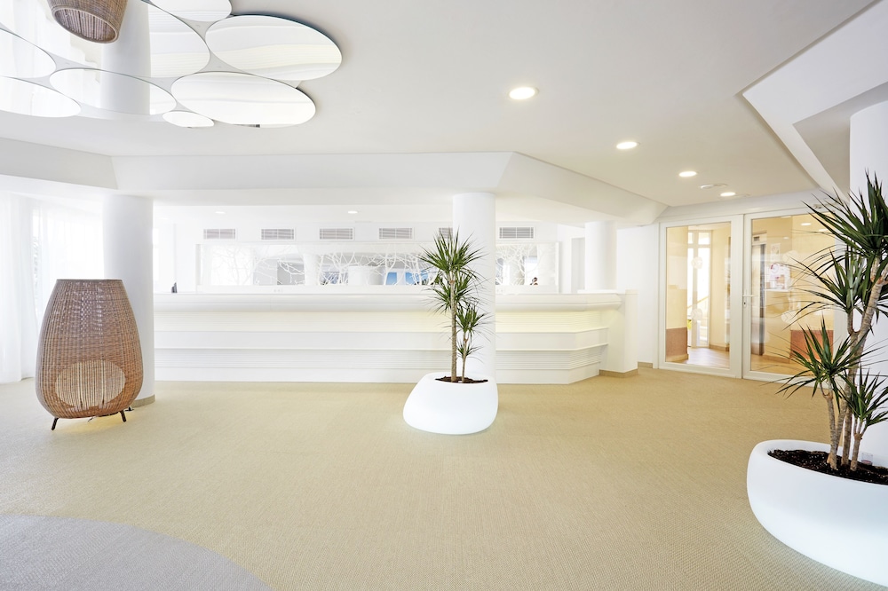 Grupotel Tamariscos — Hotel building in Cala'n Bosch, Balearic Islands