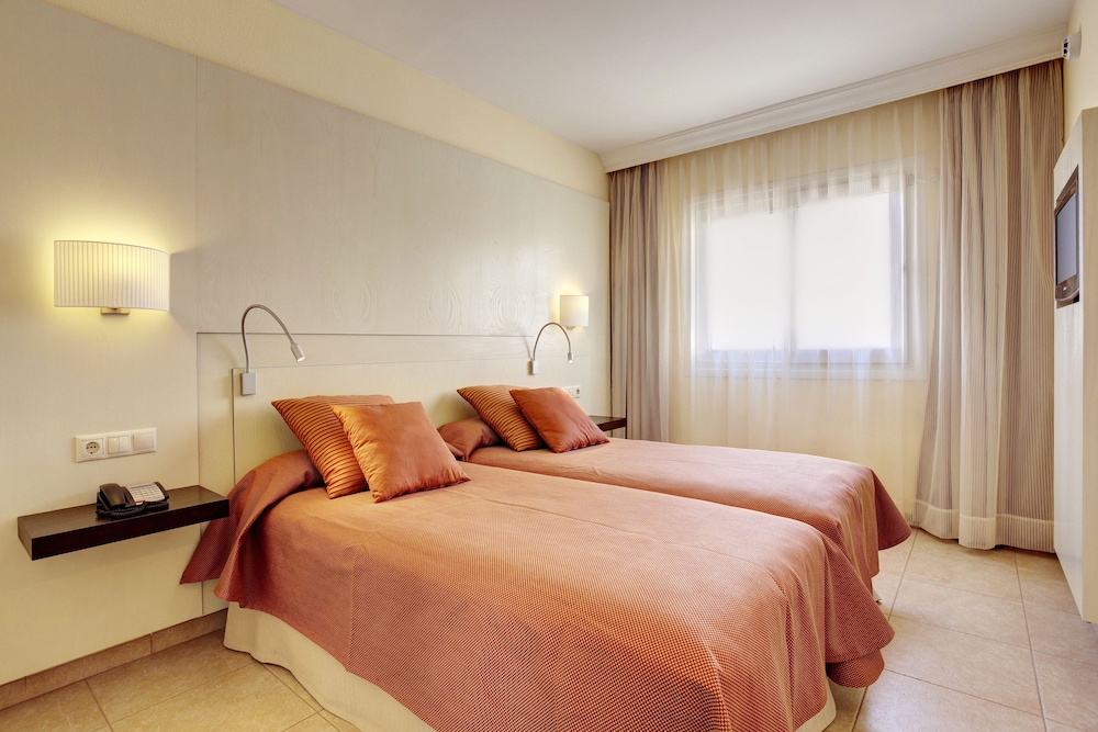Grupotel Tamariscos — Hotel rooms in Cala'n Bosch, Balearic Islands