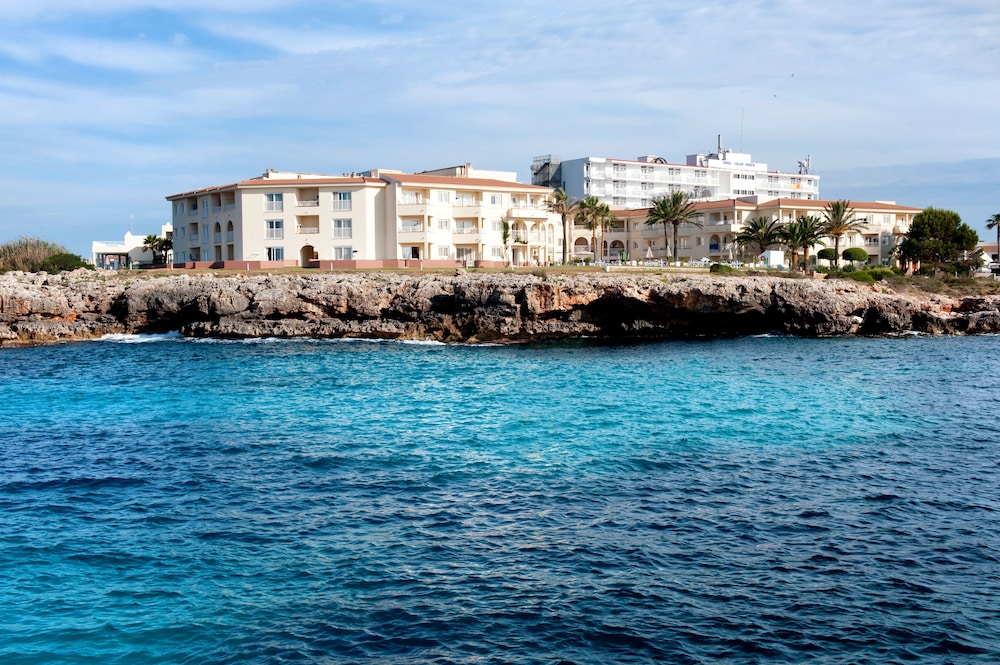 Grupotel Tamariscos — Hotel building in Cala'n Bosch, Balearic Islands