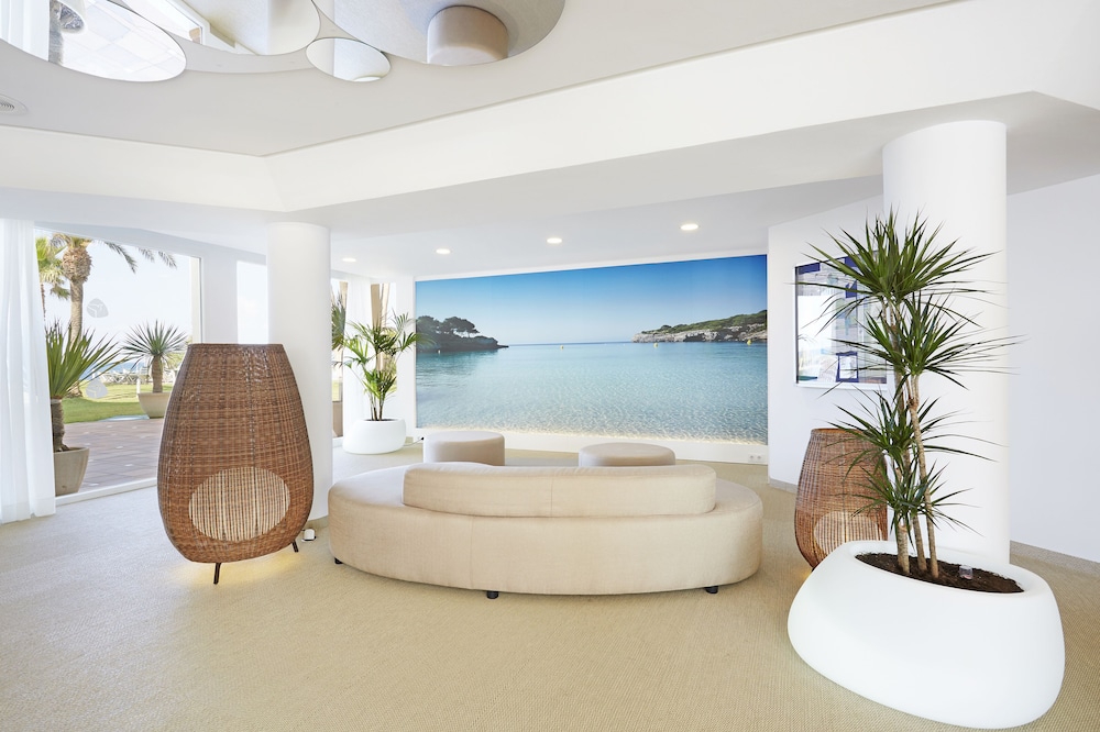 Grupotel Tamariscos — Beach in Cala'n Bosch, Balearic Islands