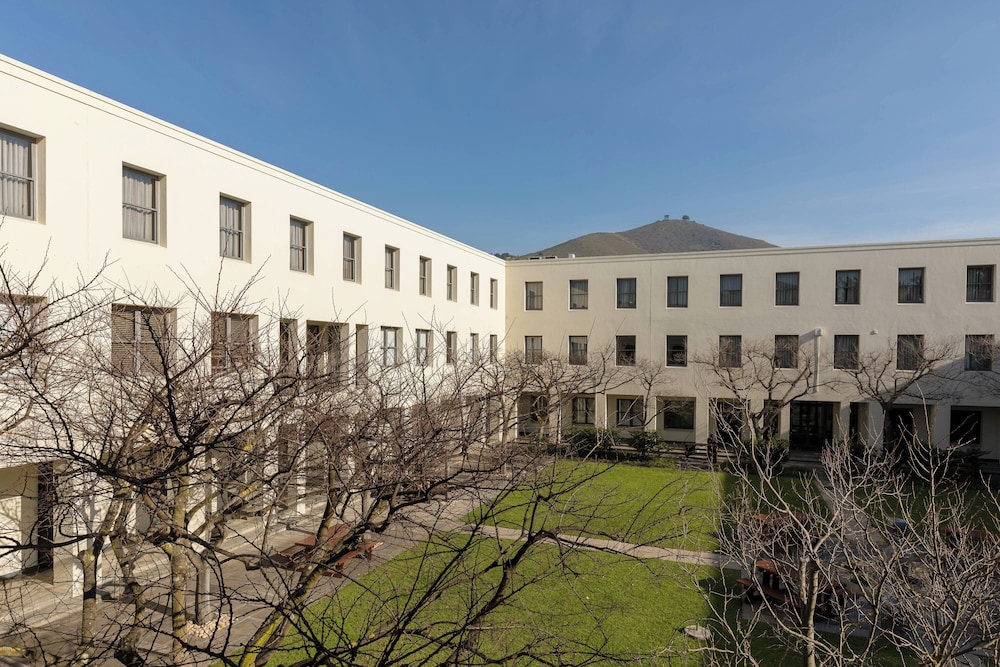 Protea Hotel by Marriott Cape Town Waterfront Breakwater Lodge — Hotel building in Cape Town, Western Cape