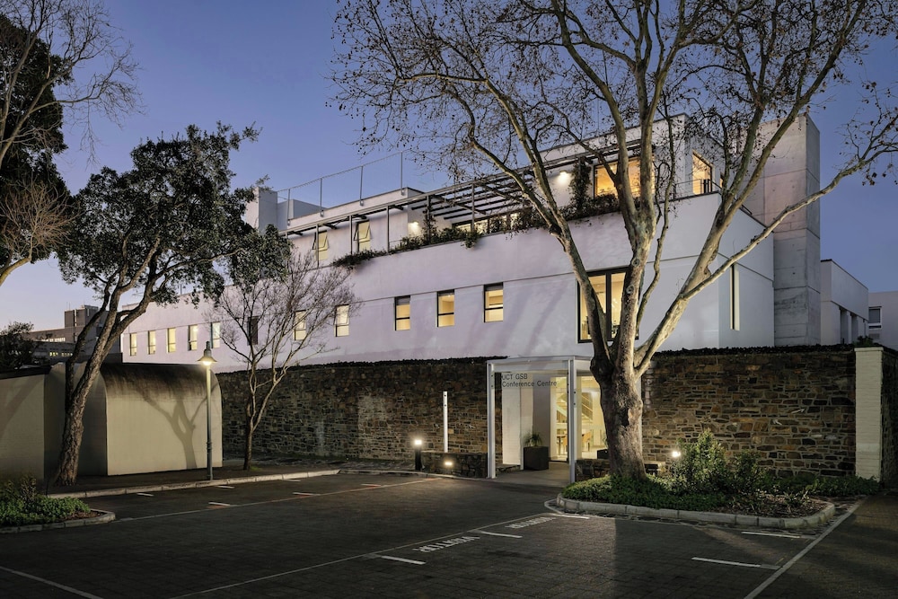 Protea Hotel by Marriott Cape Town Waterfront Breakwater Lodge — Hotel building in Cape Town, Western Cape