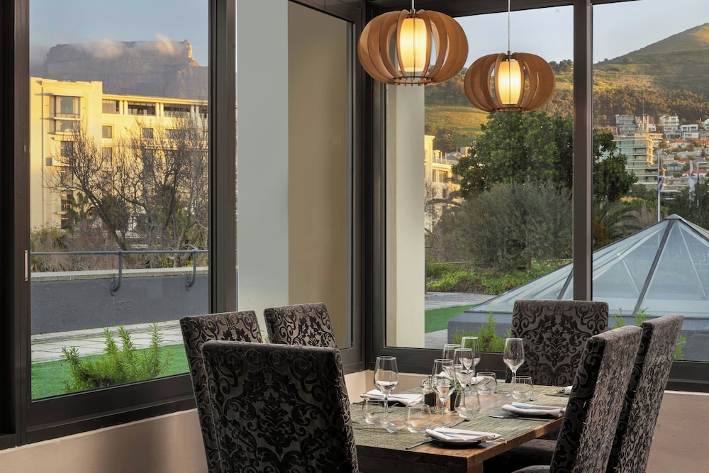Protea Hotel by Marriott Cape Town Waterfront Breakwater Lodge — Restaurant & bars in Cape Town, Western Cape