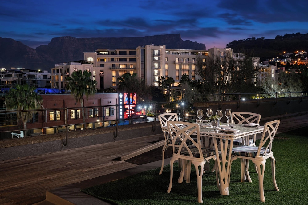 Protea Hotel by Marriott Cape Town Waterfront Breakwater Lodge — Restaurant & bars in Cape Town, Western Cape