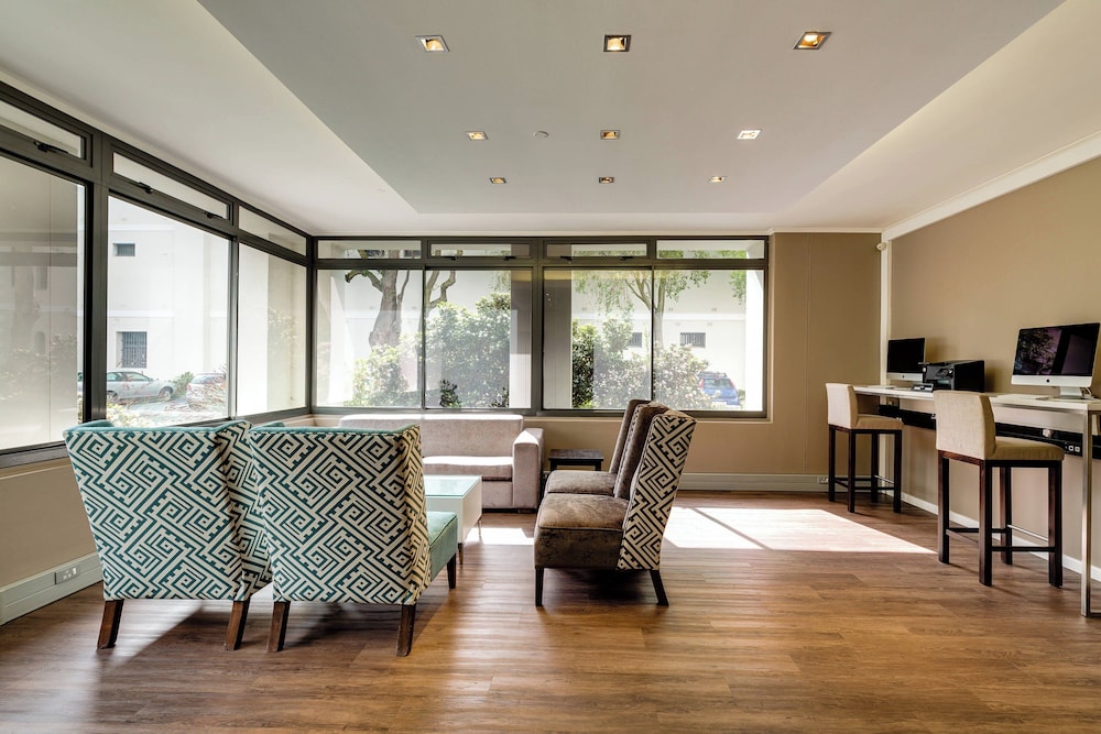 Protea Hotel by Marriott Cape Town Waterfront Breakwater Lodge — Hotel building in Cape Town, Western Cape