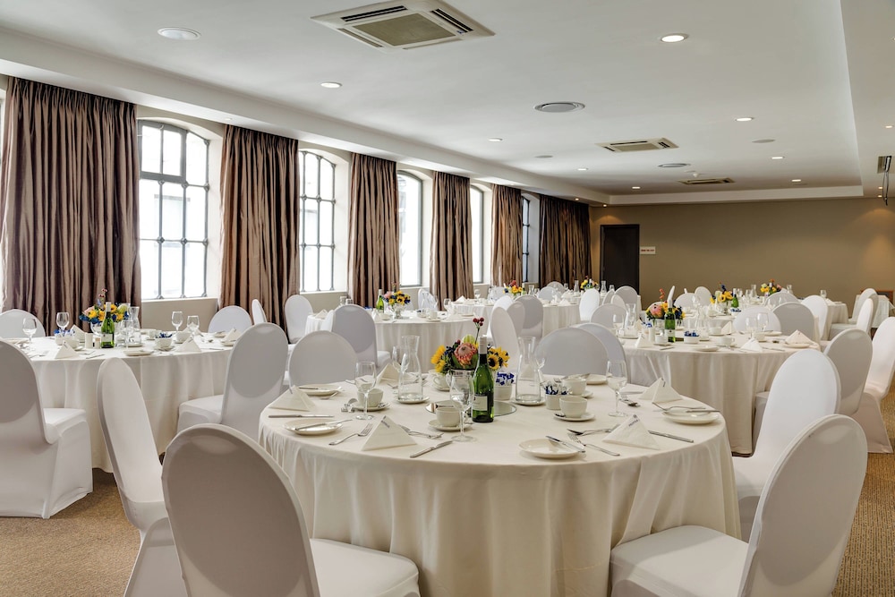 Protea Hotel by Marriott Cape Town Waterfront Breakwater Lodge — Hotel building in Cape Town, Western Cape