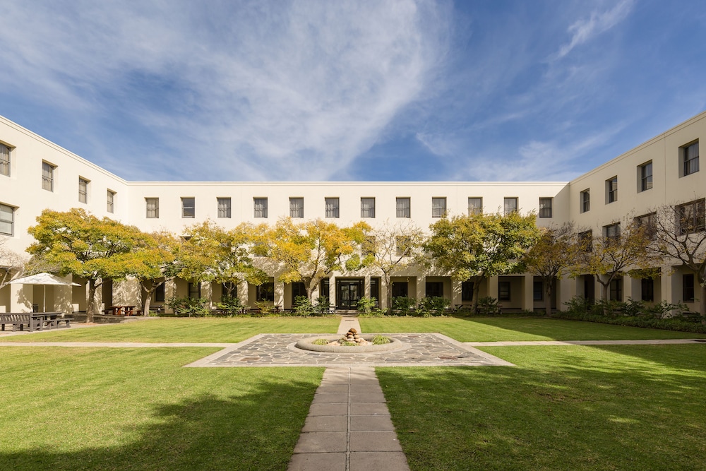 Protea Hotel by Marriott Cape Town Waterfront Breakwater Lodge — Hotel building in Cape Town, Western Cape