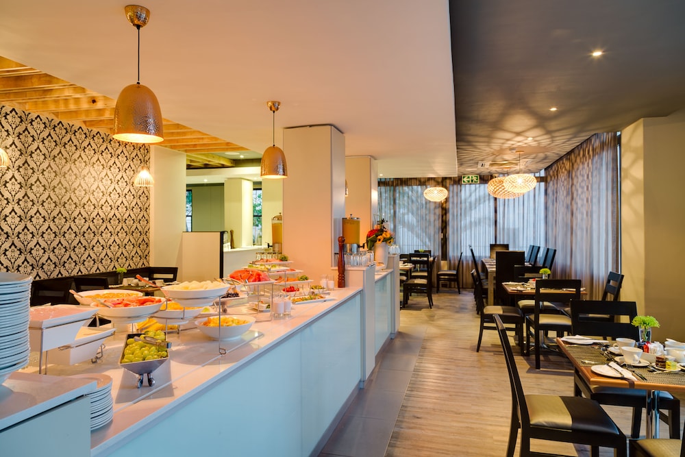 Protea Hotel by Marriott Cape Town Waterfront Breakwater Lodge — Restaurant & bars in Cape Town, Western Cape