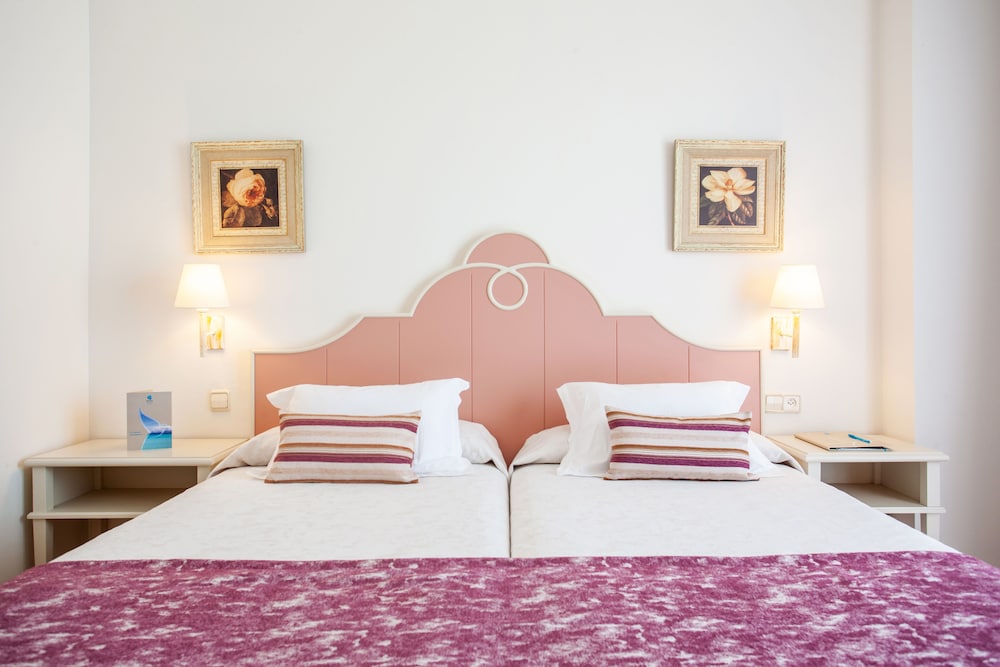Grupotel Macarella Suites & Spa — Hotel rooms in Cala'n Bosch, Balearic Islands