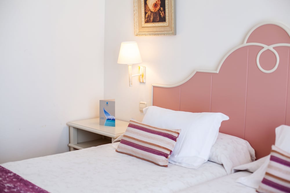Grupotel Macarella Suites & Spa — Hotel rooms in Cala'n Bosch, Balearic Islands