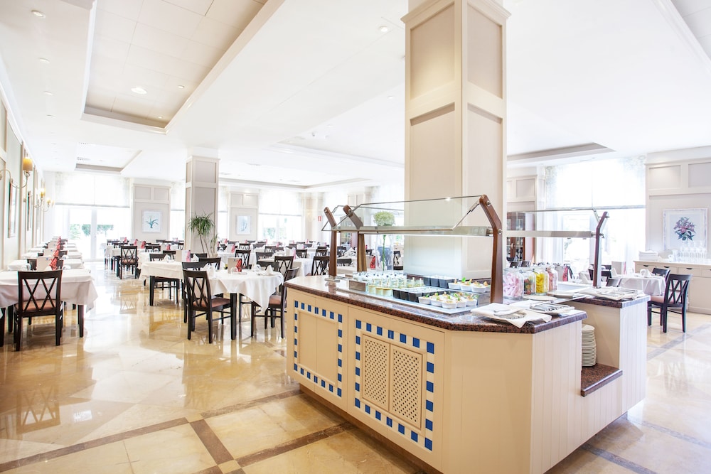 Grupotel Macarella Suites & Spa — Restaurant & bars in Cala'n Bosch, Balearic Islands