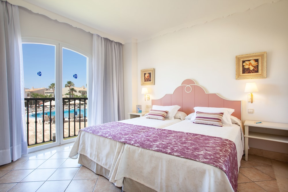 Grupotel Macarella Suites & Spa — Hotel rooms in Cala'n Bosch, Balearic Islands