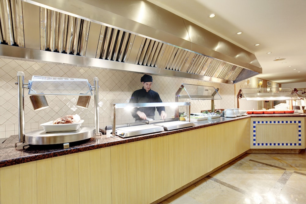 Grupotel Macarella Suites & Spa — Restaurant & bars in Cala'n Bosch, Balearic Islands