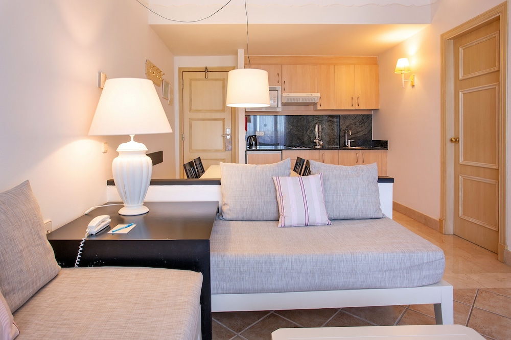 Grupotel Macarella Suites & Spa — Hotel rooms in Cala'n Bosch, Balearic Islands