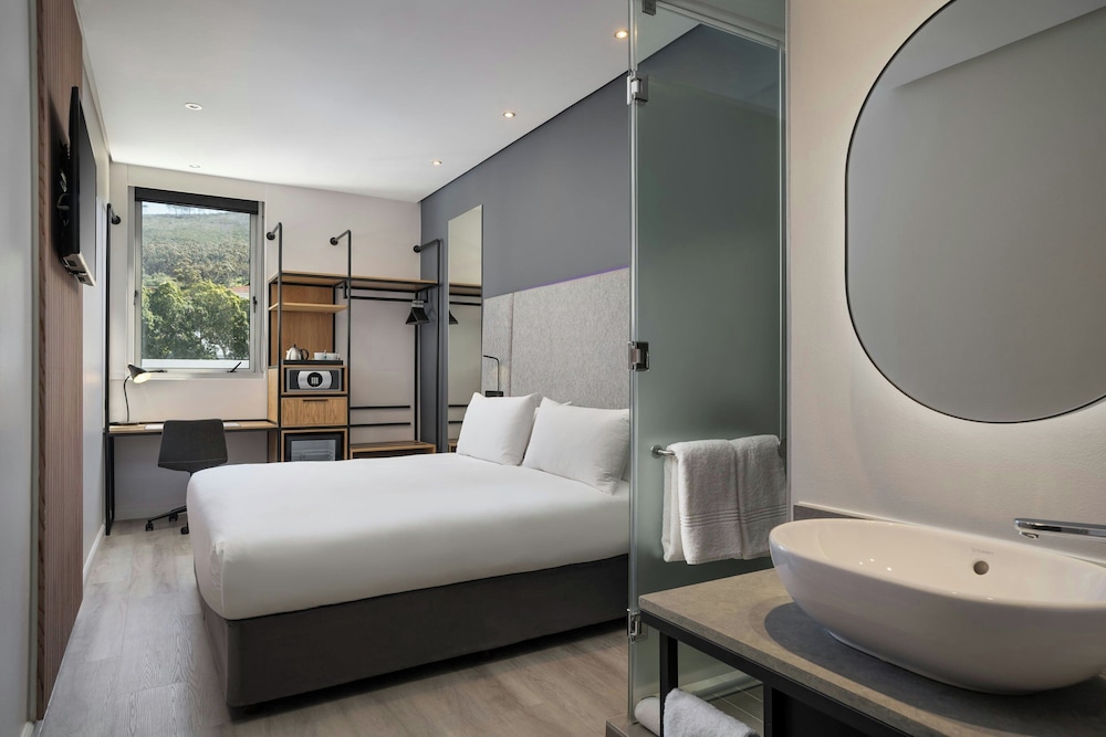 Protea Hotel Fire & Ice by Marriott Cape Town — Hotel rooms in Cape Town, Western Cape