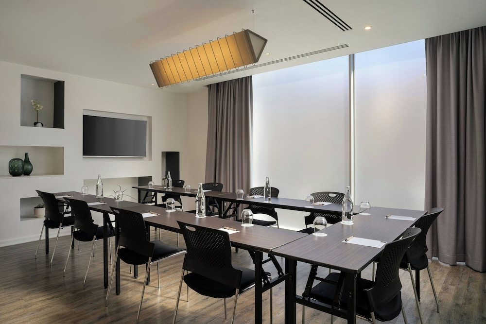 Protea Hotel Fire & Ice by Marriott Cape Town — Hotel building in Cape Town, Western Cape