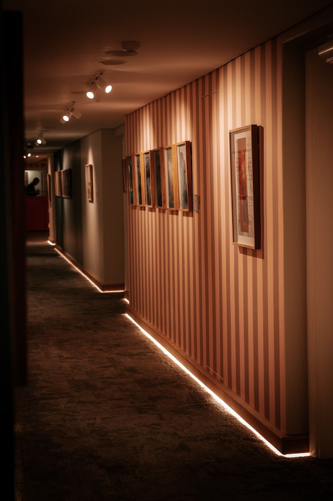 President Hotel — Hotel building in Cape Town, Western Cape
