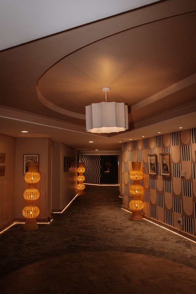President Hotel — Hotel building in Cape Town, Western Cape