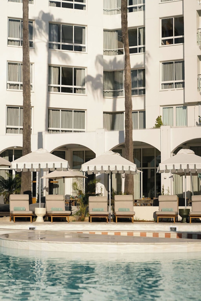 President Hotel — Hotel building in Cape Town, Western Cape