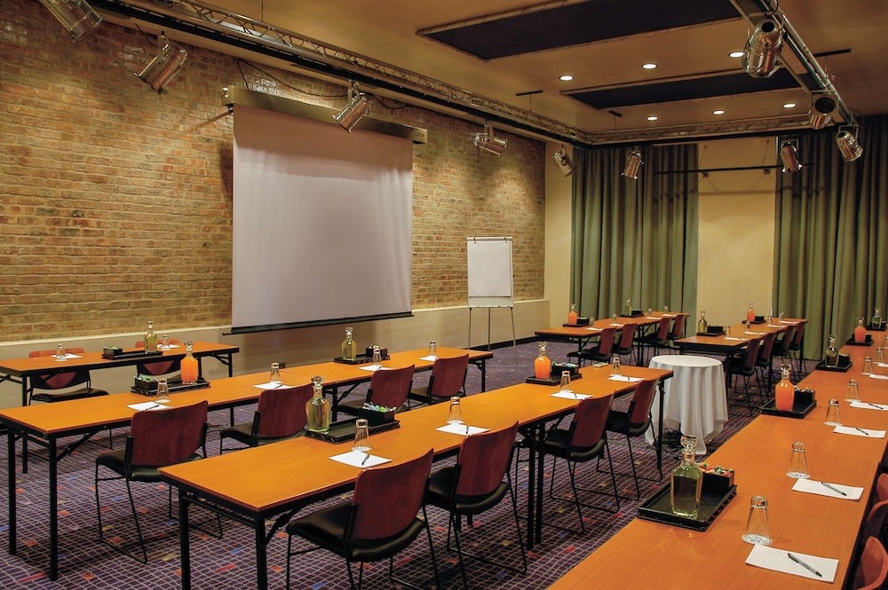 Garden Court Victoria Junction — Hotel building in Cape Town, Western Cape