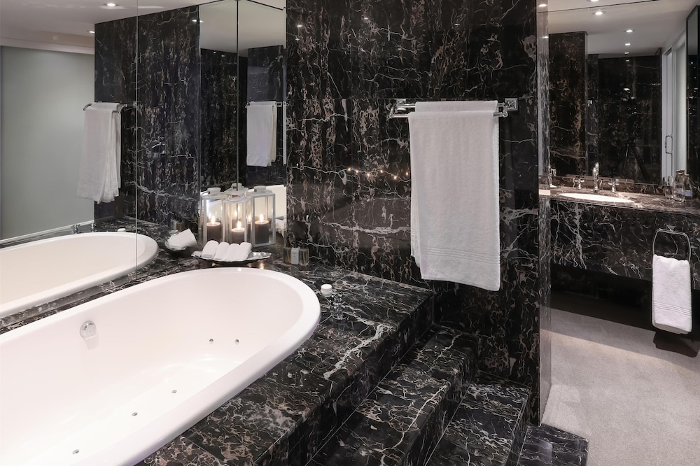 Southern Sun Cape Sun — Hotel rooms in Cape Town, Western Cape